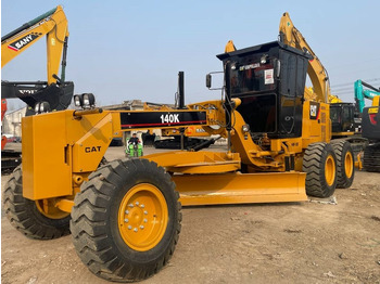 آلة تسوية الأرض CATERPILLAR 140K