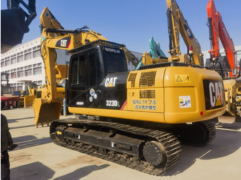 حفارة CATERPILLAR 323D