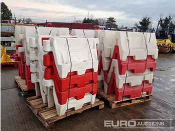 معدات البناء Pallet of Water Filled Barriers (5 of): صور 5