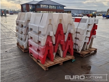 معدات البناء Pallet of Water Filled Barriers (5 of): صور 3