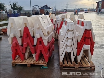 معدات البناء Pallet of Water Filled Barriers (5 of): صور 4