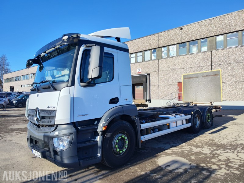 الشاسيه شاحنة 2017 Mercedes-Benz ANTOS 2535 L container chassis: صور 1