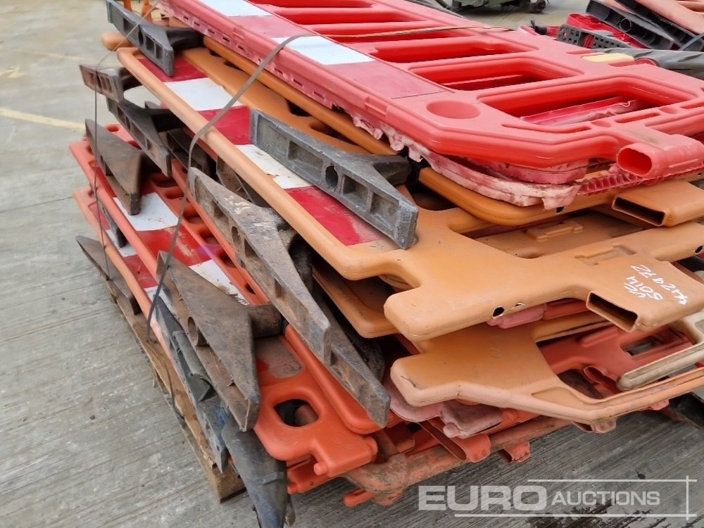 معدات البناء Bundle of Plastic Pedestrian Saftey Barriers (3 of): صور 9