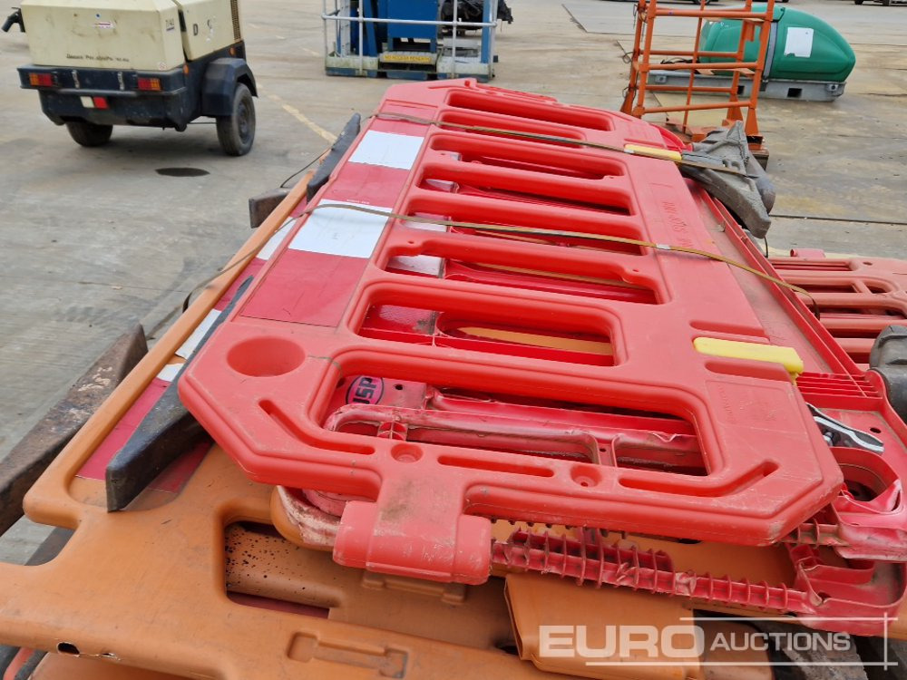 معدات البناء Bundle of Plastic Pedestrian Saftey Barriers (3 of): صور 10