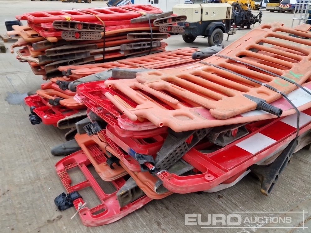 معدات البناء Bundle of Plastic Pedestrian Saftey Barriers (3 of): صور 15