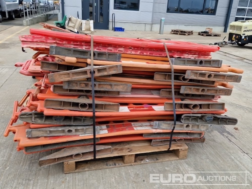 معدات البناء Bundle of Plastic Pedestrian Saftey Barriers (3 of): صور 21