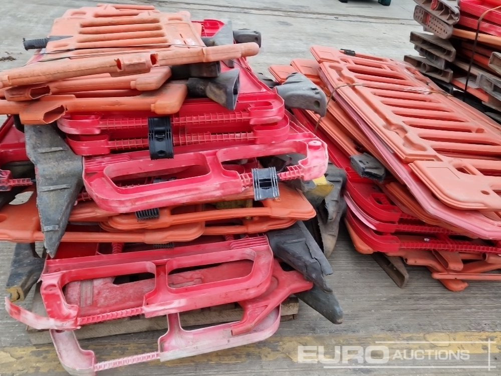 معدات البناء Bundle of Plastic Pedestrian Saftey Barriers (3 of): صور 18