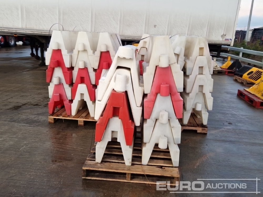 معدات البناء Pallet of Water Filled Barriers (5 of): صور 8