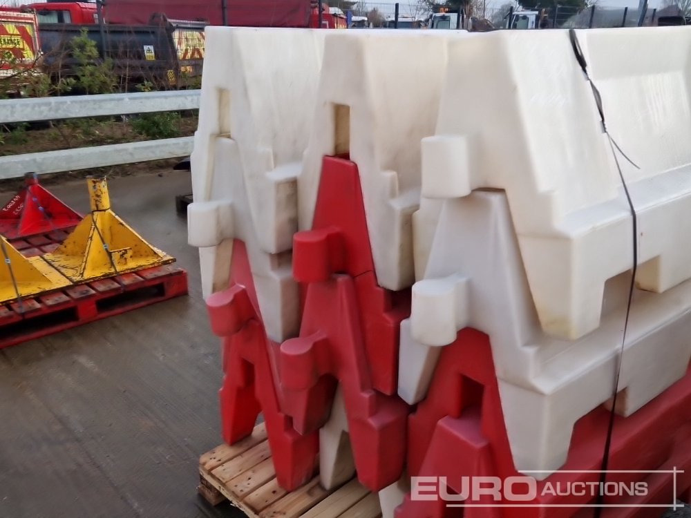 معدات البناء Pallet of Water Filled Barriers (5 of): صور 12