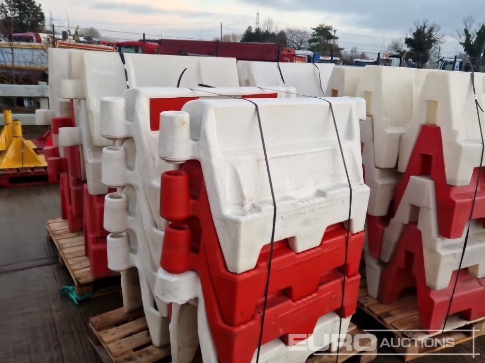 معدات البناء Pallet of Water Filled Barriers (5 of): صور 14